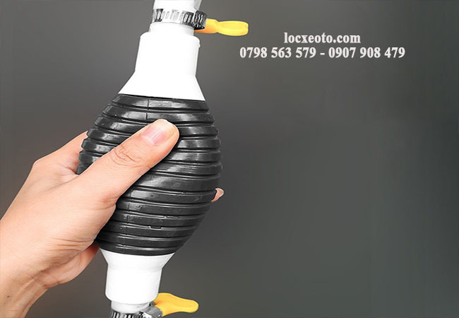 dùng dụng cụ bơm hút để tránh bẩn khi thay lọc nhớt dùng dụng cụ bơm hút để tránh bẩn khi thay lọc nhớt