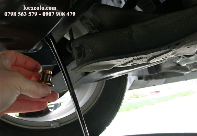 hứng dầu thải ngừa dầu bắn tung tóe khắp nơi khi thay lọc dầu hứng dầu thải ngừa dầu bắn tung tóe khắp nơi khi thay lọc dầu