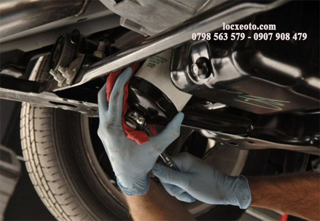 lắp lọc dầu mới và siết chặt lắp lọc dầu mới và siết chặt