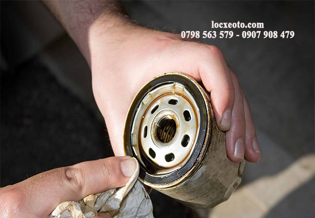 lau khô, kiểm tra kĩ và lắp lọc dầu vào hệ thống lau khô, kiểm tra kĩ và lắp lọc dầu vào hệ thống