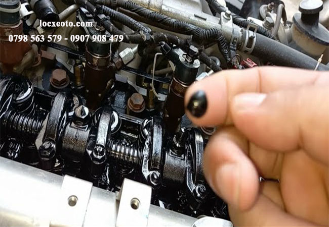 lọc dầu tắc nghẽn gây ra hiện tượng nạp ngược dòng dầu nhớt có thể tràn ngược vào khoan động cơ lọc dầu tắc nghẽn gây ra hiện tượng nạp ngược dòng dầu nhớt có thể tràn ngược vào khoan động cơ