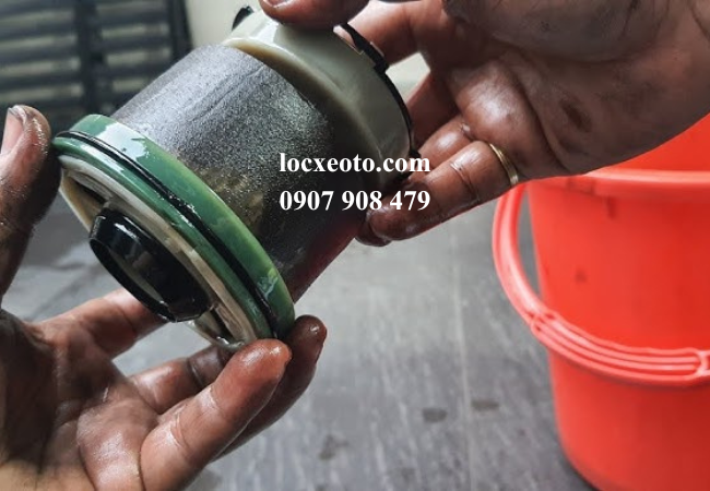 lọc dầu cũ vẫn còn chứa nhiều cặn bẩn , tạp chất trong lọc lọc dầu cũ vẫn còn chứa nhiều cặn bẩn , tạp chất trong lọc