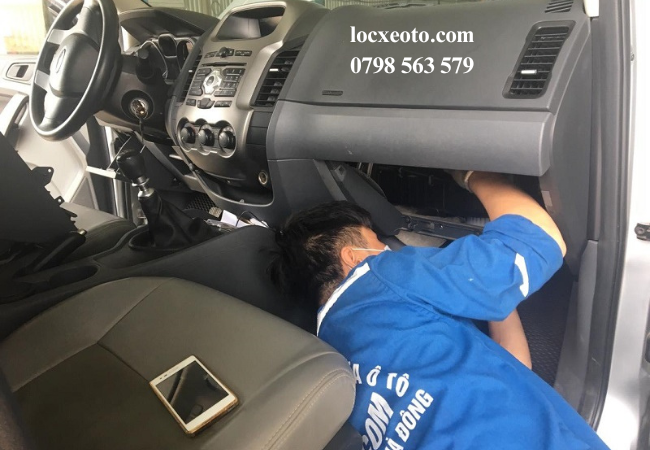 Thay lọc gió điều hòa Innova khi điều hòa làm lạnh yếu, có mùi hôi hoặc gió thổi yếu Thay lọc gió điều hòa Innova khi điều hòa làm lạnh yếu, có mùi hôi hoặc gió thổi yếu