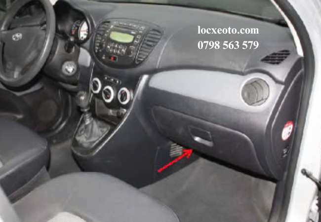 Lọc gió điều hoà trên Toyota Innova được đặt phía sau ngăn đựng đồ nhỏ bên ghế phụ Lọc gió điều hoà trên Toyota Innova được đặt phía sau ngăn đựng đồ nhỏ bên ghế phụ