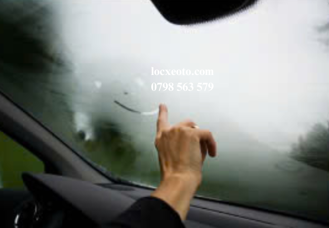 Khi lọc gió bị bẩn và luồng không khí lưu thông kém, hơi ẩm trong xe có thể tích tụ trên kính Khi lọc gió bị bẩn và luồng không khí lưu thông kém, hơi ẩm trong xe có thể tích tụ trên kính