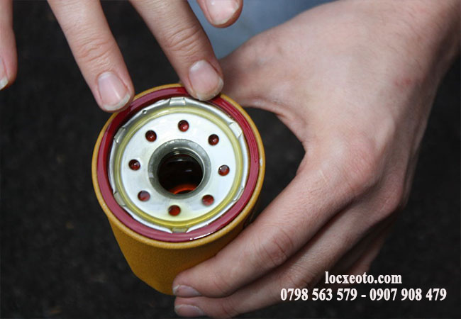 lọc nhớt cần được kiểm tra làm sạch để xe vận hành tốt lọc nhớt cần được kiểm tra làm sạch để xe vận hành tốt