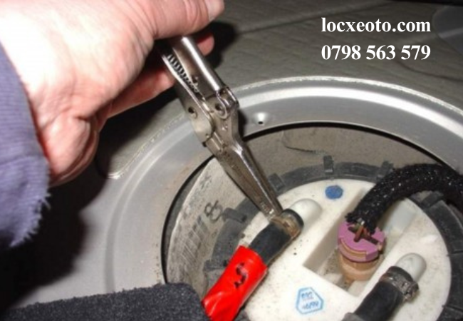 Cần xác định đúng vị trí của lọc xăng trên xe trước khi kiểm tra, thay thế Cần xác định đúng vị trí của lọc xăng trên xe trước khi kiểm tra, thay thế