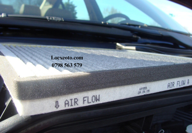 Lắp đúng chiều mũi tên “Air Flow” in trên lọc gió Accent Lắp đúng chiều mũi tên “Air Flow” in trên lọc gió Accent