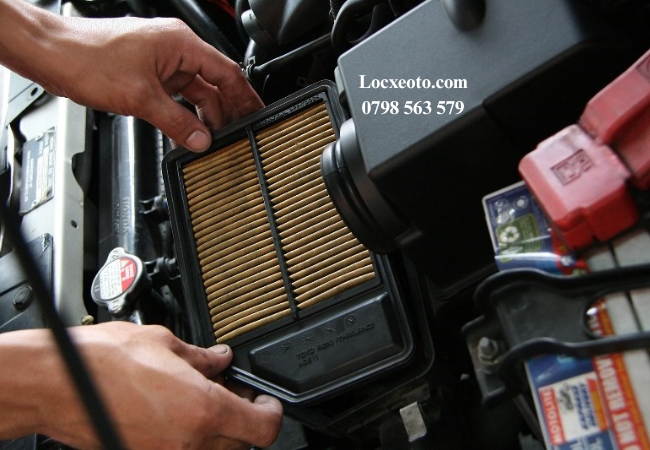 Lọc gió động cơ nên được thay sau mỗi 10.000 – 15.000 km Lọc gió động cơ nên được thay sau mỗi 10.000 – 15.000 km