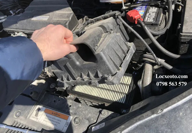 Lọc gió động cơ có nhiệm vụ lọc sạch bụi bẩn trước khi không khí đi vào buồng đốt Lọc gió động cơ có nhiệm vụ lọc sạch bụi bẩn trước khi không khí đi vào buồng đốt