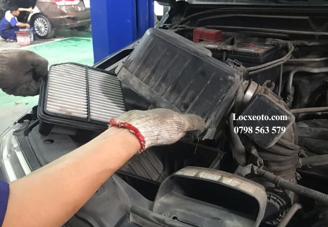 Vệ sinh định kỳ khoang máy để bụi bẩn không bám vào lọc gió và các chi tiết khác. Vệ sinh định kỳ khoang máy để bụi bẩn không bám vào lọc gió và các chi tiết khác.