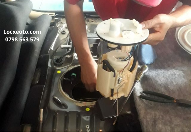 Lọc xăng bị nghẹt buộc bơm xăng phải làm việc với áp suất cao hơn bình thường Lọc xăng bị nghẹt buộc bơm xăng phải làm việc với áp suất cao hơn bình thường