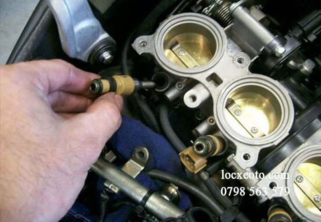 Khi lọc nhiên liệu bị bẩn, cặn bẩn có thể len lỏi vào hệ thống phun nhiên liệu, gây tắc kim phun Khi lọc nhiên liệu bị bẩn, cặn bẩn có thể len lỏi vào hệ thống phun nhiên liệu, gây tắc kim phun