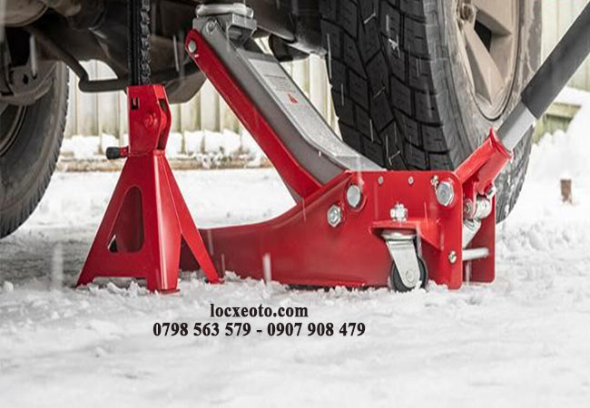 nâng xe trước khi thay lọc dầu hyundai nâng xe trước khi thay lọc dầu hyundai