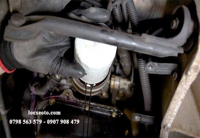 Nên sử dụng thiết bị bảo hộ khi thay lọc dầu Nên sử dụng thiết bị bảo hộ khi thay lọc dầu