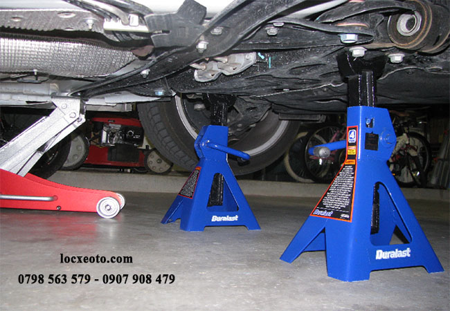 quá trình nâng xe giữ cố định rất quan trọng trong cách tháo lọc dầu ô tô quá trình nâng xe giữ cố định rất quan trọng trong cách tháo lọc dầu ô tô
