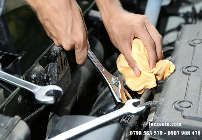 sử dụng cờ lê phù hợp, vừa vặn với ốc xả lọc dầu ô tô để dễ tháo sử dụng cờ lê phù hợp, vừa vặn với ốc xả lọc dầu ô tô để dễ tháo