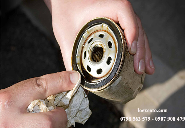 sử dụng khăn lau giúp cho việc tháo lọc nhớt ô tô luôn giữ vệ sinh sử dụng khăn lau giúp cho việc tháo lọc nhớt ô tô luôn giữ vệ sinh