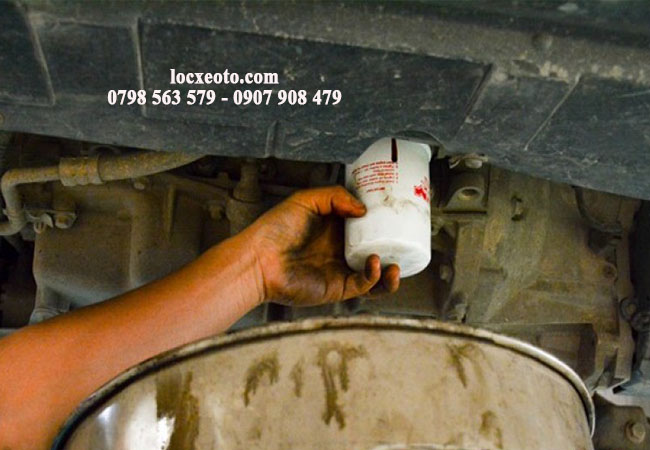 tháo lọc nhớt cũ để thay lọc dầu honda city mới tháo lọc nhớt cũ để thay lọc dầu honda city mới