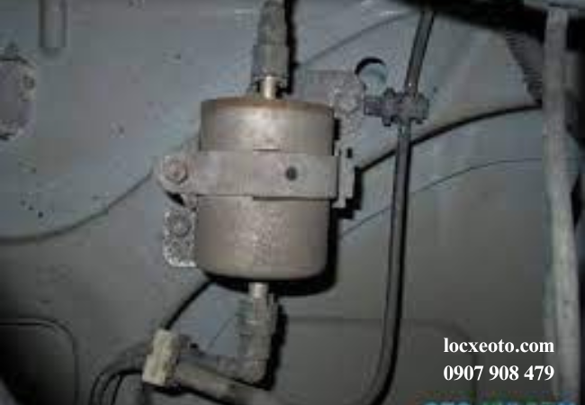 Khi lọc xăng bị tắc, nhiên liệu sẽ không được cung cấp đủ cho động cơ Khi lọc xăng bị tắc, nhiên liệu sẽ không được cung cấp đủ cho động cơ