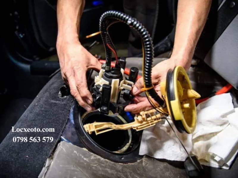 Vệ Sinh Lọc Xăng Ô Tô: Khi Nào Cần Vệ Sinh? Quy Trình & Chi Phí