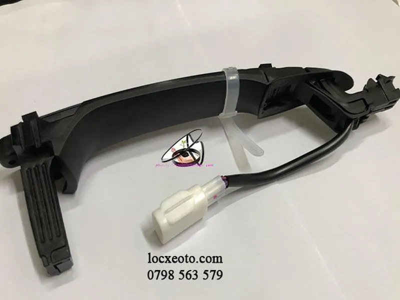 Tay mở cửa ngoài trước phải xe mazda 3 đời 2021