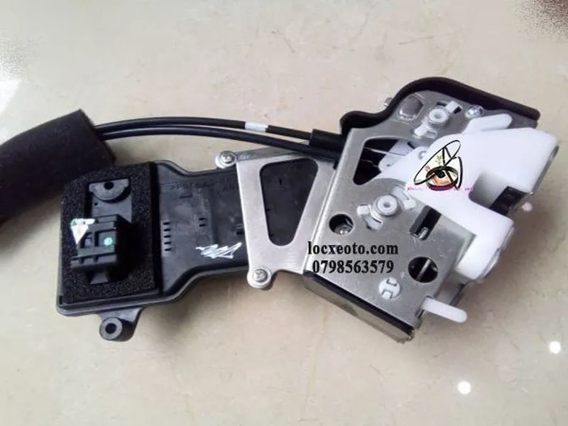 Khóa ngậm sau phải mazda 6