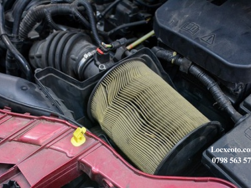 Vì sao lọc gió động cơ ô tô bẩn làm xe hao xăng?