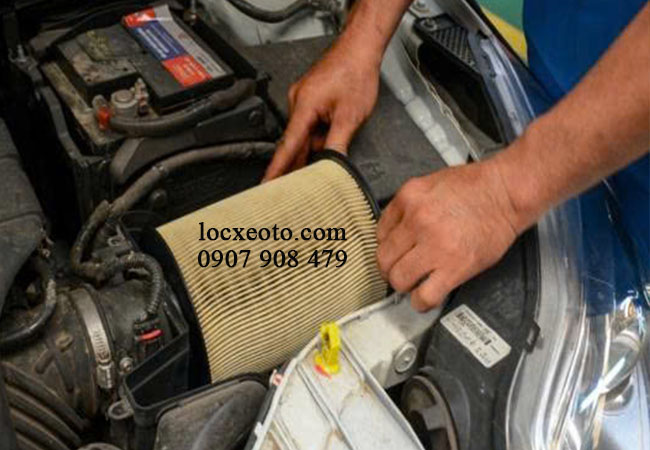 lắp đặt lọc gió ô tô đã tháo theo đúng chiều cũ lắp đặt lọc gió ô tô đã tháo theo đúng chiều cũ