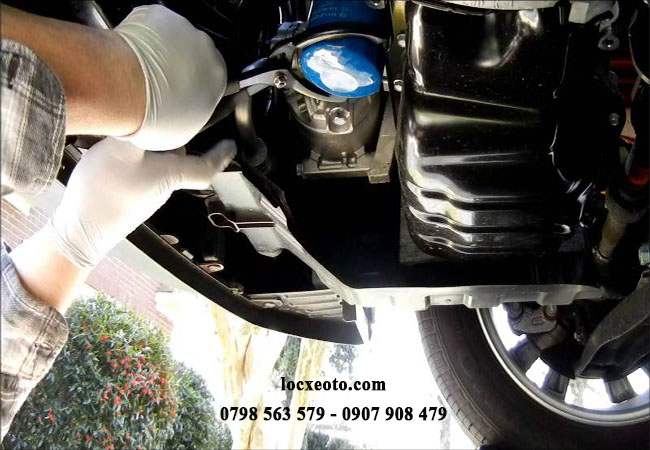 việc tự thay lọc dầu ô tô tại nhà rất đơn giản và còn giúp tiết kiệm về chi phí và thời gian việc tự thay lọc dầu ô tô tại nhà rất đơn giản và còn giúp tiết kiệm về chi phí và thời gian