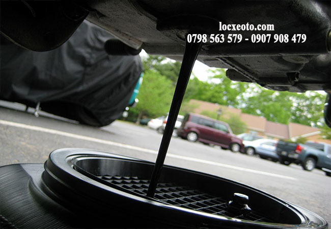 xả dầu cũ trước khi thay lọc nhớt cho hyundai xả dầu cũ trước khi thay lọc nhớt cho hyundai