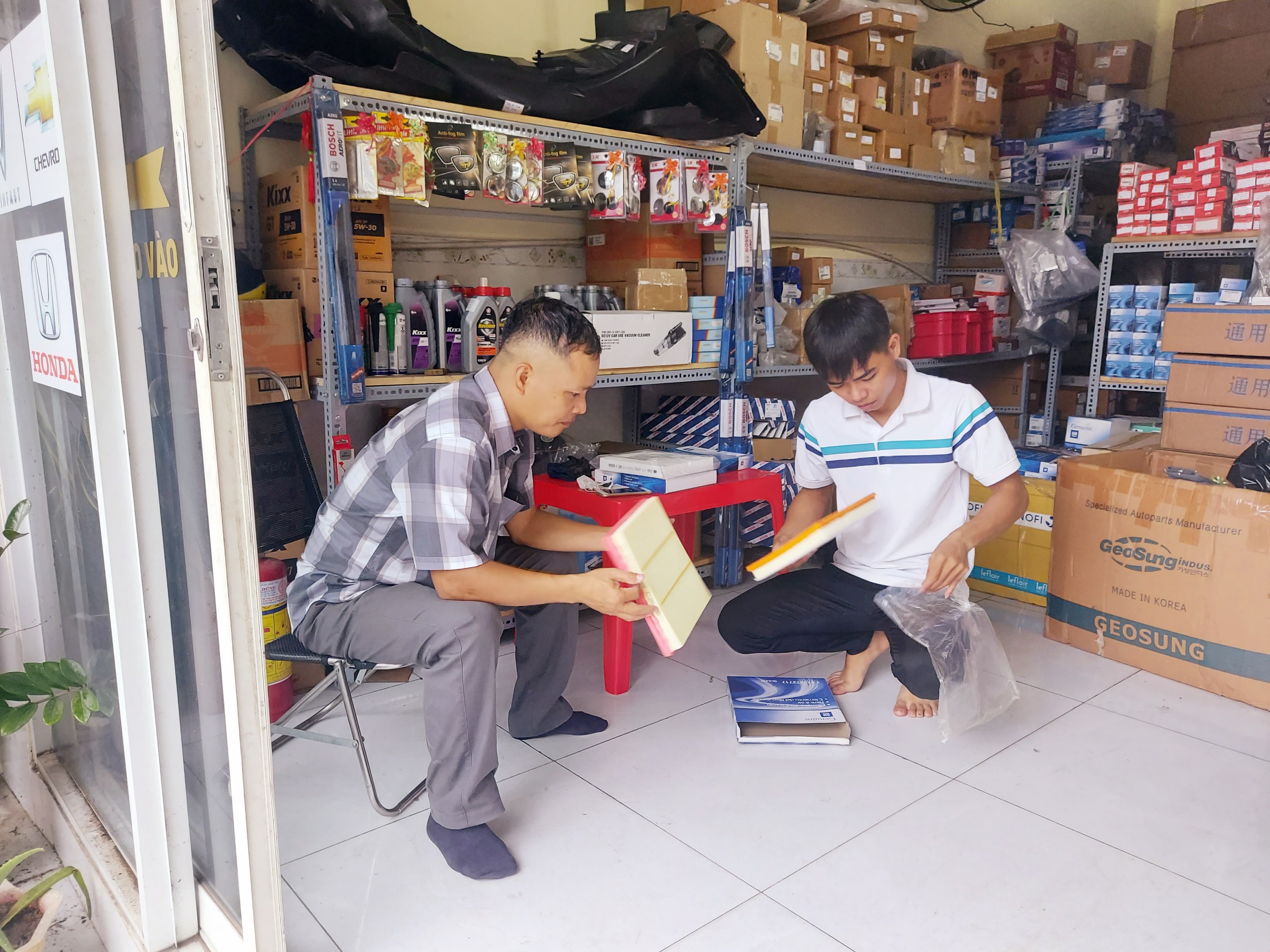 khách hàng tới cửa hàng Liên Phương luôn phụ vụ tận tình, tư vấn chu đáo khách hàng tới cửa hàng Liên Phương luôn phụ vụ tận tình, tư vấn chu đáo