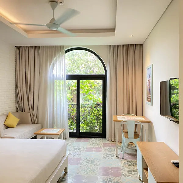 Studio with balcony | 32m2 | bathtub, kitchen, sofa & desk | Swmimming Pool | Binh Thanh