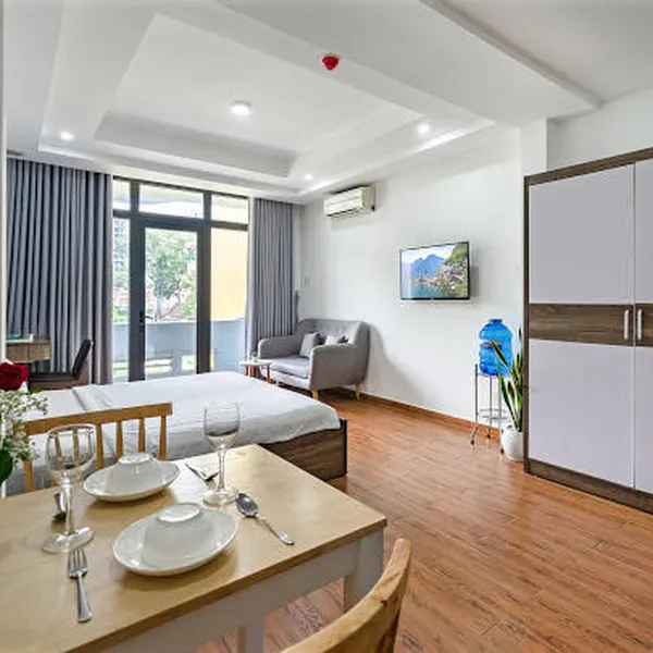 Apt with bathub, balcony, 35m2 on Nguyen Thi Minh Khai St, D3, opposite Tao Dan Park
