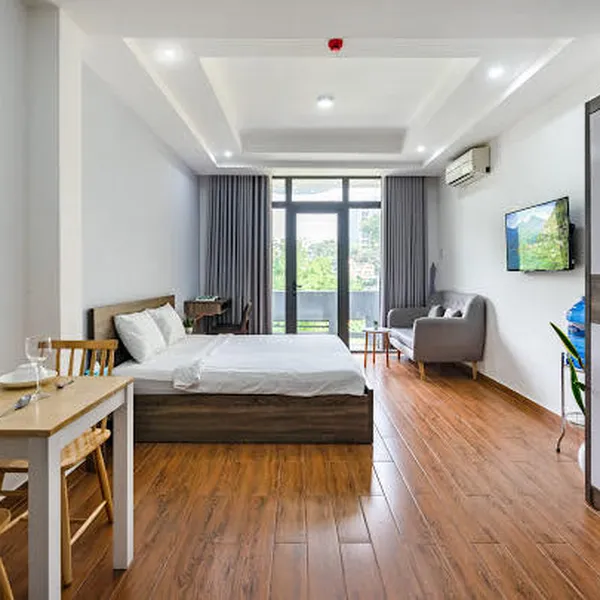 Apt with bathub, balcony, 35m2 on Nguyen Thi Minh Khai St, D3, opposite Tao Dan Park
