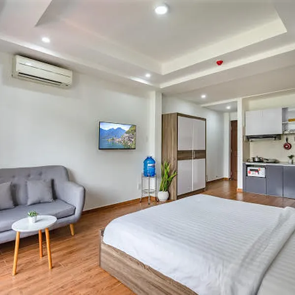 Apt with bathub, balcony, 35m2 on Nguyen Thi Minh Khai St, D3, opposite Tao Dan Park