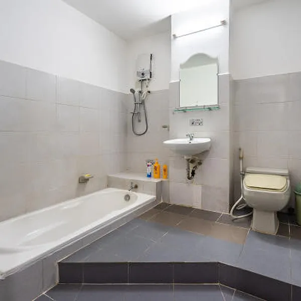 Apt with bathub, balcony, 35m2 on Nguyen Thi Minh Khai St, D3, opposite Tao Dan Park