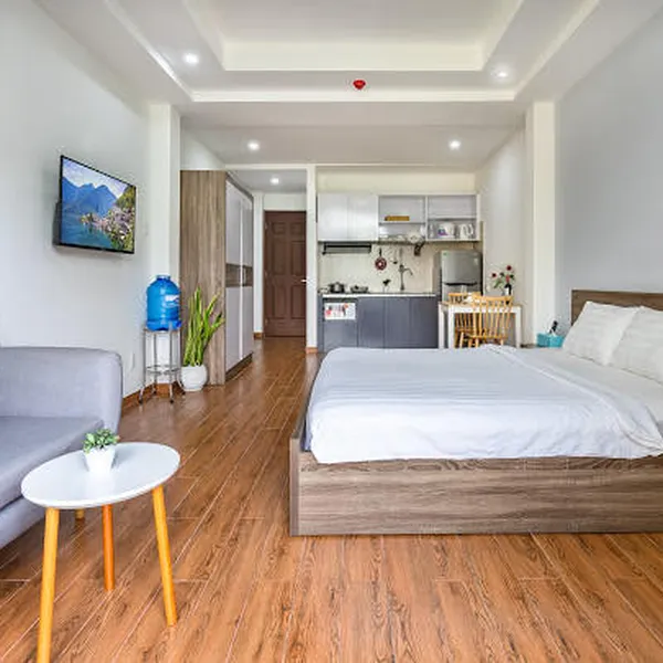 Apt with bathub, balcony, 35m2 on Nguyen Thi Minh Khai St, D3, opposite Tao Dan Park