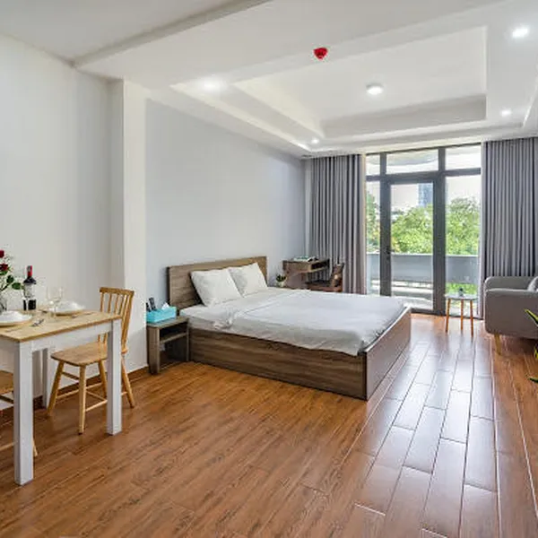 Apt with bathub, balcony, 35m2 on Nguyen Thi Minh Khai St, D3, opposite Tao Dan Park