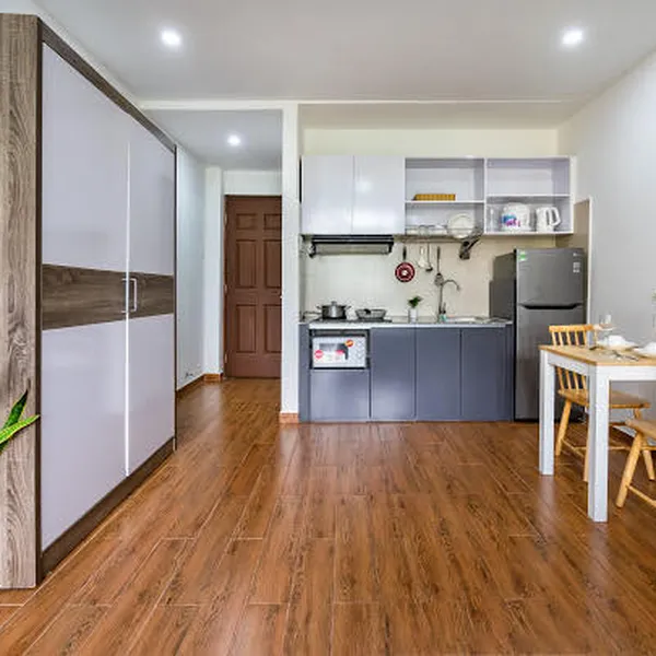Apt with bathub, balcony, 35m2 on Nguyen Thi Minh Khai St, D3, opposite Tao Dan Park
