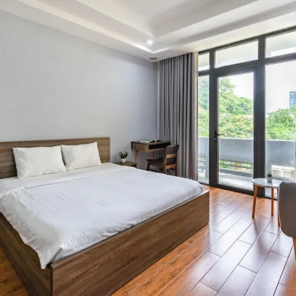 Apt with bathub, balcony, 35m2 on Nguyen Thi Minh Khai St, D3, opposite Tao Dan Park