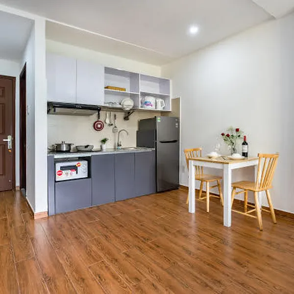 Apt with bathub, balcony, 35m2 on Nguyen Thi Minh Khai St, D3, opposite Tao Dan Park