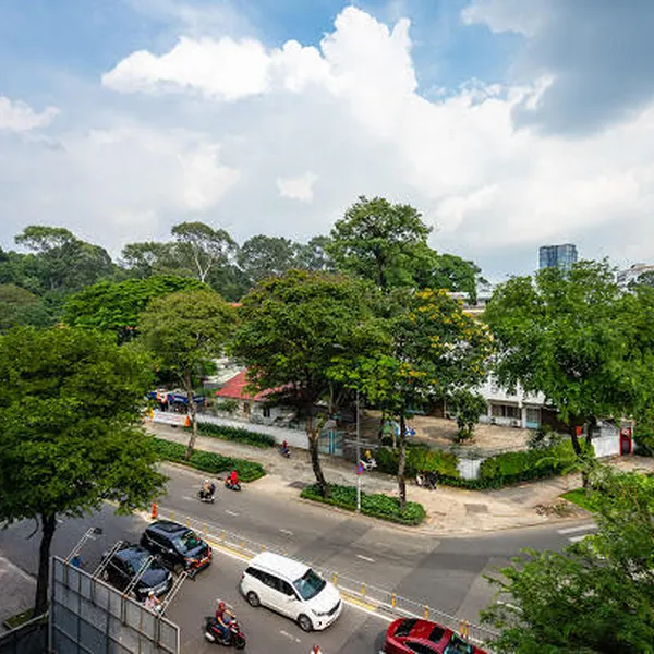 Apt with bathub, balcony, 35m2 on Nguyen Thi Minh Khai St, D3, opposite Tao Dan Park