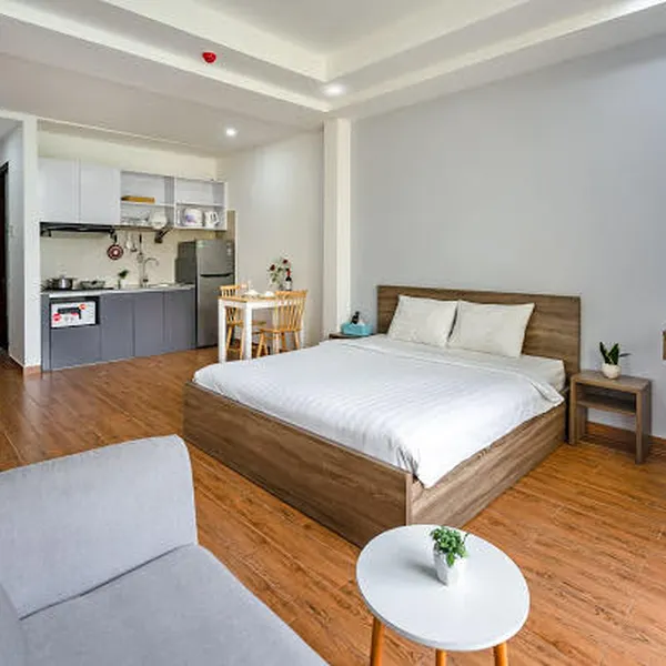 Apt with bathub, balcony, 35m2 on Nguyen Thi Minh Khai St, D3, opposite Tao Dan Park