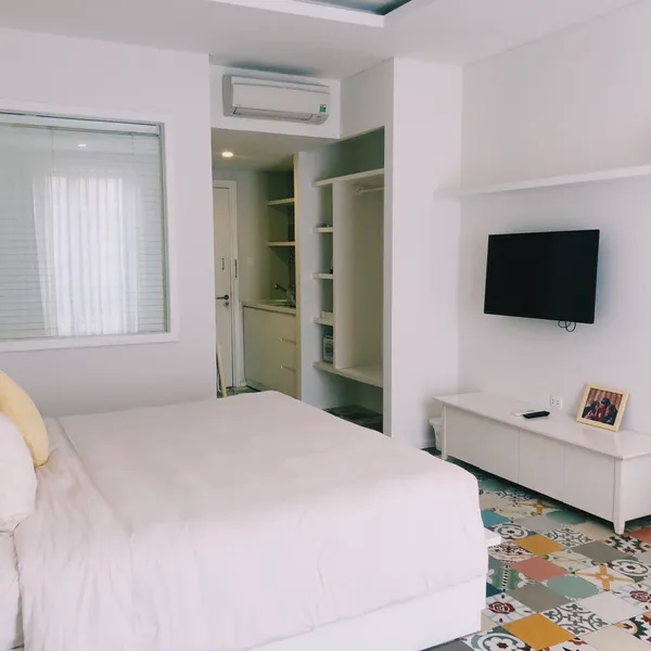Bright Apartment | 64m2 | Binh Thanh | Balcony, kitchen, sofa & desk | Pool on the roof
