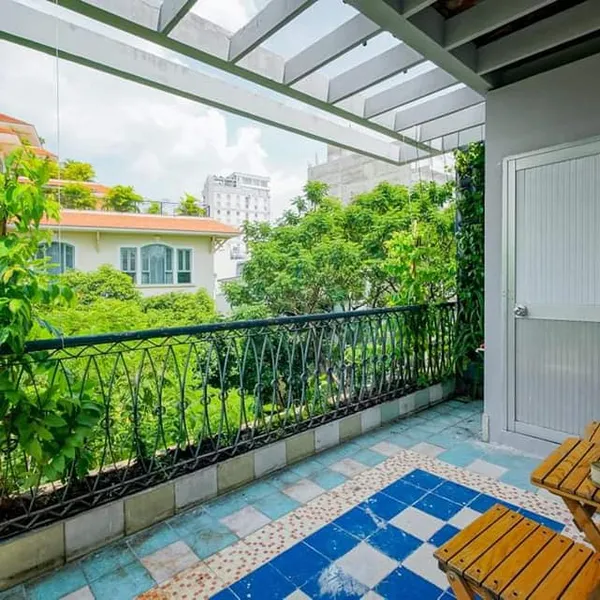 Apartment near Tao Dan park | Top Floor | 65 sqm | Balcony