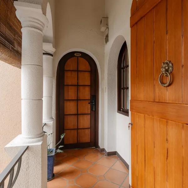 ONE BEDROOM - CACH MANG THANG 8 STREET | 40 M2 | BALCONY 