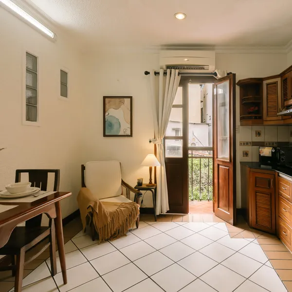 ONE BEDROOM - CACH MANG THANG 8 STREET | 40 M2 | BALCONY 