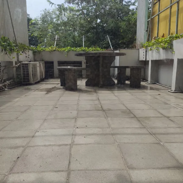 Apt with bathub, balcony, 35m2 on Nguyen Thi Minh Khai St, D3, opposite Tao Dan Park