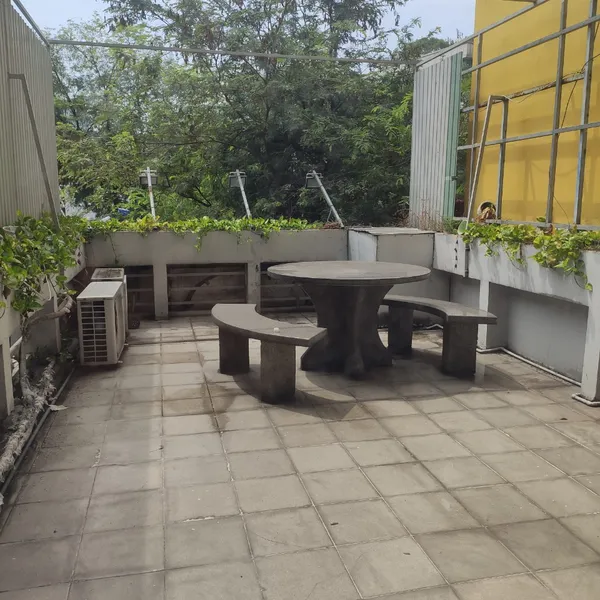 Apt with bathub, balcony, 35m2 on Nguyen Thi Minh Khai St, D3, opposite Tao Dan Park